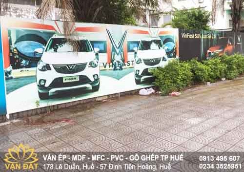 van-ep-phu-phim-showroom-vinfast-hue-2019