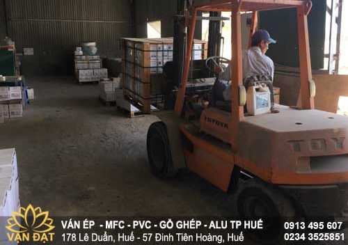 van-ep-cong-nghiep-nha-may-gach-men-hue