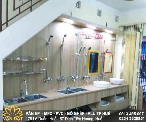 thi-cong-cua-hang-gach-men-van-go-mfc-melamine
