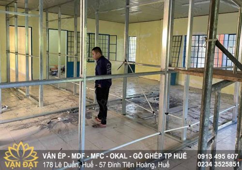go-cong-nghiep-van-dat-giao-mdf-melamine-lam-vach-ngan-trung-tam-day-nghe